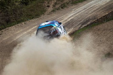 ODESSA, UKRAINE - 30 Nisan 2017: Geleneksel ralli Autocross Şampiyonası. Yarış arabası tehlikeli. Dik bir yarış pistine giriyor, etrafa saçılıyor, toz püskürtüyor. Aşırı ralli otomobili