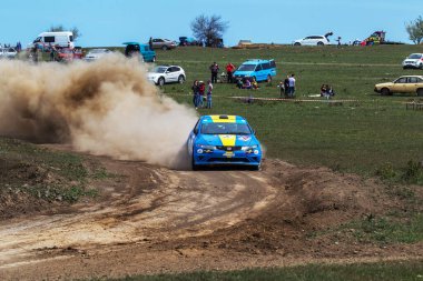 ODESSA, UKRAINE - 30 Nisan 2017: Geleneksel ralli Autocross Şampiyonası. Yarış arabası tehlikeli. Dik bir yarış pistine giriyor, etrafa saçılıyor, toz püskürtüyor. Aşırı ralli otomobili