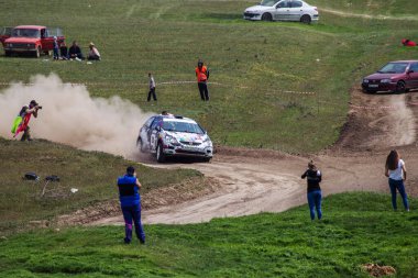 ODESSA, UKRAINE - 30 Nisan 2017: Geleneksel ralli Autocross Şampiyonası. Yarış arabası tehlikeli. Dik bir yarış pistine giriyor, etrafa saçılıyor, toz püskürtüyor. Aşırı ralli otomobili