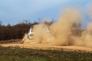 ODESSA, UKRAINE - 30 Nisan 2017: Geleneksel ralli Autocross Şampiyonası. Yarış arabası tehlikeli. Dik bir yarış pistine giriyor, etrafa saçılıyor, toz püskürtüyor. Aşırı ralli otomobili