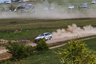 ODESSA, UKRAINE - 30 Nisan 2017: Geleneksel ralli Autocross Şampiyonası. Yarış arabası tehlikeli. Dik bir yarış pistine giriyor, etrafa saçılıyor, toz püskürtüyor. Aşırı ralli otomobili