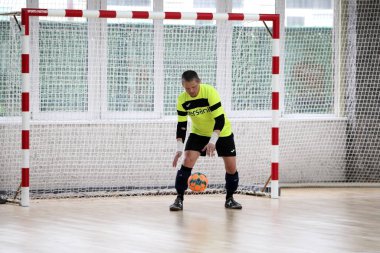 Odessa, Ukrayna - 29 Mayıs 2020: 50 + gaziler arasında futsal kupa play-off maçı. Futsal, spor salonunun büyük sahnesinde, modern oyun alanını kapsıyor. Koridorda yoğun bir mini futbol maçı var. Parke üzerinde