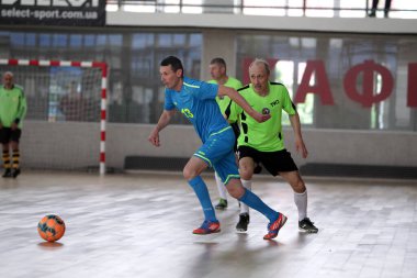 Odessa, Ukrayna - 29 Mayıs 2020: 50 + gaziler arasında futsal kupa play-off maçı. Futsal, spor salonunun büyük sahnesinde, modern oyun alanını kapsıyor. Koridorda yoğun bir mini futbol maçı var. Parke üzerinde