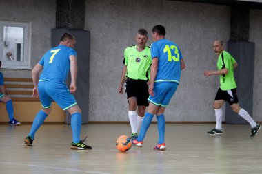 Odessa, Ukrayna - 29 Mayıs 2020: 50 + gaziler arasında futsal kupa play-off maçı. Futsal, spor salonunun büyük sahnesinde, modern oyun alanını kapsıyor. Koridorda yoğun bir mini futbol maçı var. Parke üzerinde
