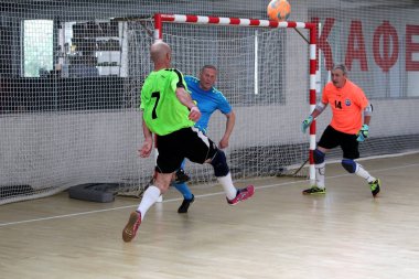 Odessa, Ukrayna - 29 Mayıs 2020: 50 + gaziler arasında futsal kupa play-off maçı. Futsal, spor salonunun büyük sahnesinde, modern oyun alanını kapsıyor. Koridorda yoğun bir mini futbol maçı var. Parke üzerinde
