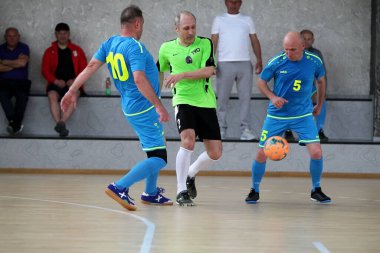 Odessa, Ukrayna - 29 Mayıs 2020: 50 + gaziler arasında futsal kupa play-off maçı. Futsal, spor salonunun büyük sahnesinde, modern oyun alanını kapsıyor. Koridorda yoğun bir mini futbol maçı var. Parke üzerinde