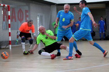 Odessa, Ukrayna - 29 Mayıs 2020: 50 + gaziler arasında futsal kupa play-off maçı. Futsal, spor salonunun büyük sahnesinde, modern oyun alanını kapsıyor. Koridorda yoğun bir mini futbol maçı var. Parke üzerinde