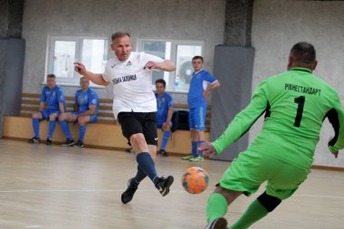 Odessa, Ukrayna - 29 Mayıs 2020: 50 + gaziler arasında futsal kupa play-off maçı. Futsal, spor salonunun büyük sahnesinde, modern oyun alanını kapsıyor. Koridorda yoğun bir mini futbol maçı var. Parke üzerinde