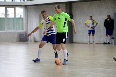 Odessa, Ukrayna - 29 Mayıs 2020: 50 + gaziler arasında futsal kupa play-off maçı. Futsal, spor salonunun büyük sahnesinde, modern oyun alanını kapsıyor. Koridorda yoğun bir mini futbol maçı var. Parke üzerinde