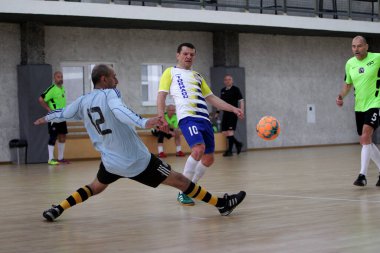 Odessa, Ukrayna - 29 Mayıs 2020: 50 + gaziler arasında futsal kupa play-off maçı. Futsal, spor salonunun büyük sahnesinde, modern oyun alanını kapsıyor. Koridorda yoğun bir mini futbol maçı var. Parke üzerinde
