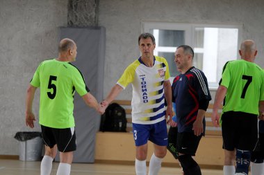 Odessa, Ukrayna - 29 Mayıs 2020: 50 + gaziler arasında futsal kupa play-off maçı. Futsal, spor salonunun büyük sahnesinde, modern oyun alanını kapsıyor. Koridorda yoğun bir mini futbol maçı var. Parke üzerinde