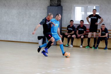 Odessa, Ukrayna - 29 Mayıs 2020: 50 + gaziler arasında futsal kupa play-off maçı. Futsal, spor salonunun büyük sahnesinde, modern oyun alanını kapsıyor. Koridorda yoğun bir mini futbol maçı var. Parke üzerinde