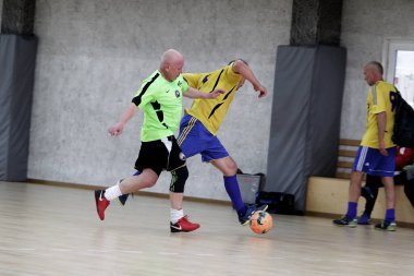 Odessa, Ukrayna - 29 Mayıs 2020: 50 + gaziler arasında futsal kupa play-off maçı. Futsal, spor salonunun büyük sahnesinde, modern oyun alanını kapsıyor. Koridorda yoğun bir mini futbol maçı var. Parke üzerinde
