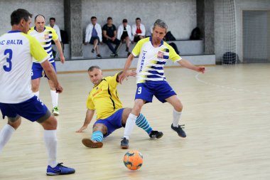 Odessa, Ukrayna - 29 Mayıs 2020: 50 + gaziler arasında futsal kupa play-off maçı. Futsal, spor salonunun büyük sahnesinde, modern oyun alanını kapsıyor. Koridorda yoğun bir mini futbol maçı var. Parke üzerinde