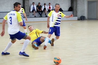 Odessa, Ukrayna - 29 Mayıs 2020: 50 + gaziler arasında futsal kupa play-off maçı. Futsal, spor salonunun büyük sahnesinde, modern oyun alanını kapsıyor. Koridorda yoğun bir mini futbol maçı var. Parke üzerinde