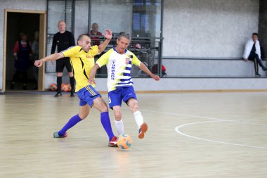 Odessa, Ukrayna - 29 Mayıs 2020: 50 + gaziler arasında futsal kupa play-off maçı. Futsal, spor salonunun büyük sahnesinde, modern oyun alanını kapsıyor. Koridorda yoğun bir mini futbol maçı var. Parke üzerinde
