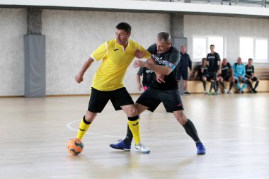 Odessa, Ukrayna - 29 Mayıs 2020: 50 + gaziler arasında futsal kupa play-off maçı. Futsal, spor salonunun büyük sahnesinde, modern oyun alanını kapsıyor. Koridorda yoğun bir mini futbol maçı var. Parke üzerinde