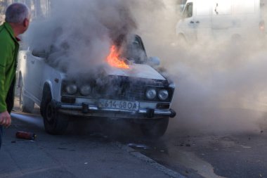 ODESSA, UKRAINE - 13 Ekim 2018: otobanın ortasında yanan araba. Eski bir arabaya kısa devre yaptırırken çıkan ani yangın. Motor bölmesindeki yangın bütün eski arabayı emmeye başladı. Trafik kazası.