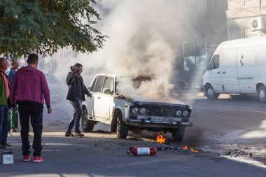 ODESSA, UKRAINE - 13 Ekim 2018: otobanın ortasında yanan araba. Eski bir arabaya kısa devre yaptırırken çıkan ani yangın. Motor bölmesindeki yangın bütün eski arabayı emmeye başladı. Trafik kazası.