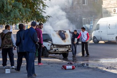 ODESSA, UKRAINE - 13 Ekim 2018: otobanın ortasında yanan araba. Eski bir arabaya kısa devre yaptırırken çıkan ani yangın. Motor bölmesindeki yangın bütün eski arabayı emmeye başladı. Trafik kazası.