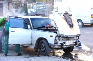 ODESSA, UKRAINE - 13 Ekim 2018: otobanın ortasında yanan araba. Eski bir arabaya kısa devre yaptırırken çıkan ani yangın. Motor bölmesindeki yangın bütün eski arabayı emmeye başladı. Trafik kazası.