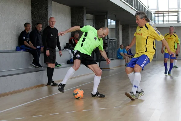Odessa, Ukrayna - 29 Mayıs 2020: 50 + gaziler arasında futsal kupa play-off maçı. Futsal, spor salonunun büyük sahnesinde, modern oyun alanını kapsıyor. Koridorda yoğun bir mini futbol maçı var. Parke üzerinde