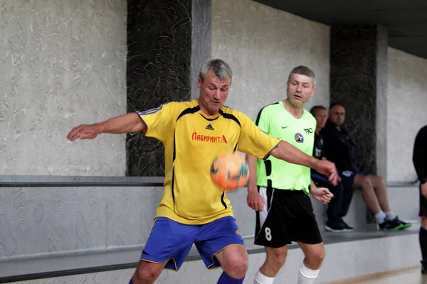 Odessa, Ukrayna - 29 Mayıs 2020: 50 + gaziler arasında futsal kupa play-off maçı. Futsal, spor salonunun büyük sahnesinde, modern oyun alanını kapsıyor. Koridorda yoğun bir mini futbol maçı var. Parke üzerinde