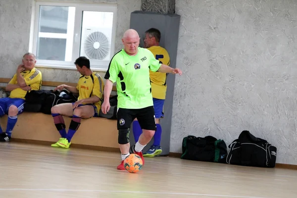 Odessa, Ukrayna - 29 Mayıs 2020: 50 + gaziler arasında futsal kupa play-off maçı. Futsal, spor salonunun büyük sahnesinde, modern oyun alanını kapsıyor. Koridorda yoğun bir mini futbol maçı var. Parke üzerinde