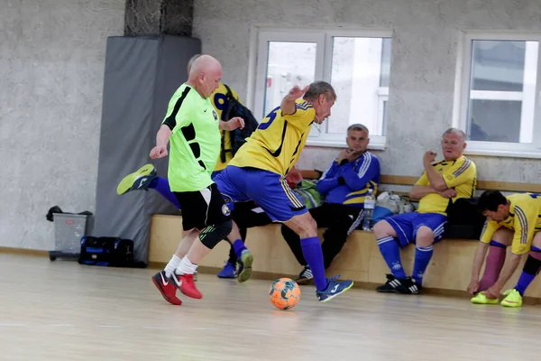 Odessa, Ukrayna - 29 Mayıs 2020: 50 + gaziler arasında futsal kupa play-off maçı. Futsal, spor salonunun büyük sahnesinde, modern oyun alanını kapsıyor. Koridorda yoğun bir mini futbol maçı var. Parke üzerinde