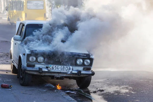 Odessa Ukraine 2018年10月13日 在高速公路中央焚烧汽车 短路给一辆旧车接上电线 突然失火 机舱的火势开始吞噬整部旧车着火了 道路事故 — 图库照片