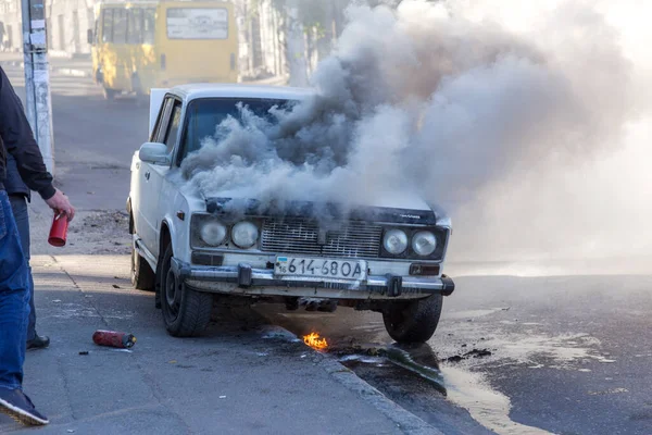 Odessa Ucrania Octubre 2018 Coche Llamas Medio Carretera Fuego Repentino — Foto de Stock