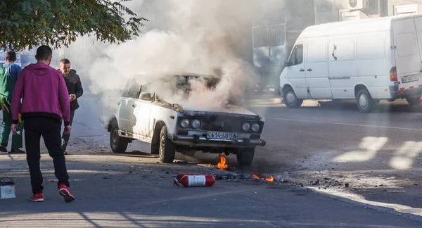 Odessa Ukraine Października 2018 Płonący Samochód Środku Autostrady Nagły Pożar — Zdjęcie stockowe