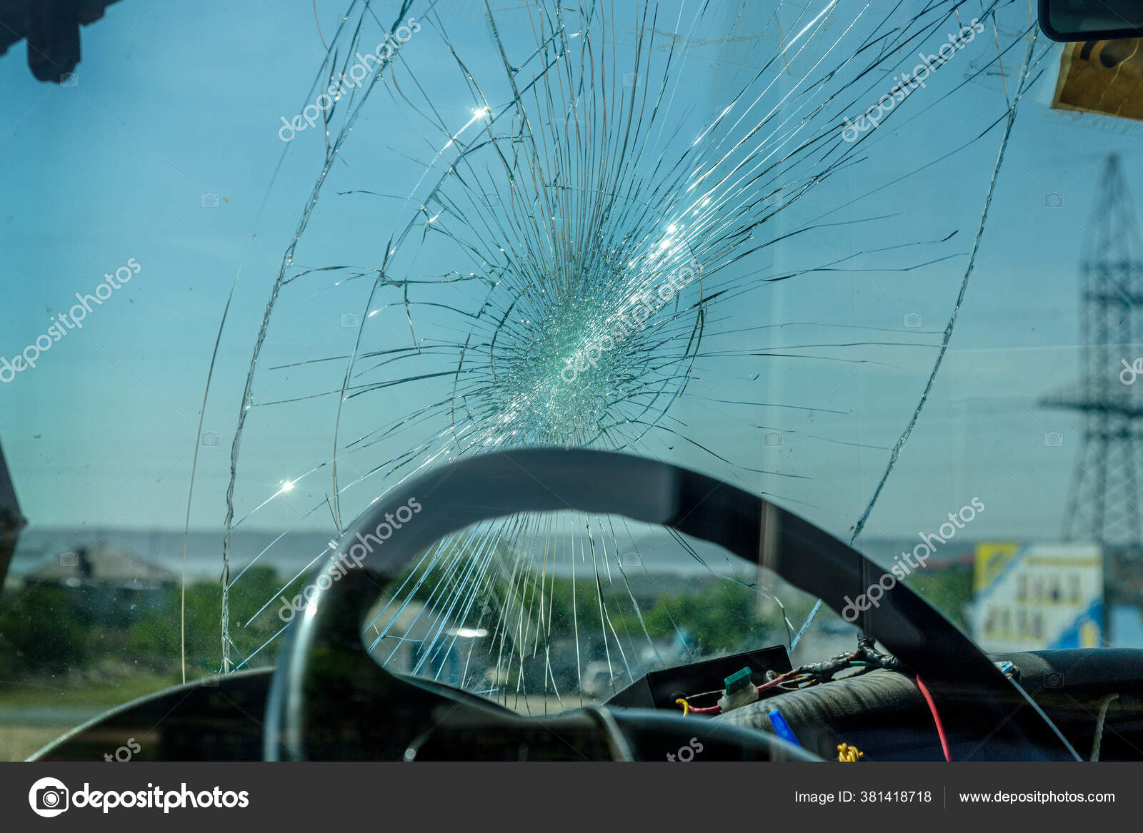Beschädigtes Autofenster nach einem Unfall. zerbrochene