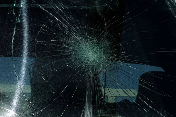 壊れた車のフロントガラス 放射状の亀裂のウェブ トリプルフロントガラスに亀裂 壊れたフロントガラス車 道路上の対向石の痕跡や道路上の歩行者や動物の痕跡を持つ破損したガラス — ストック写真