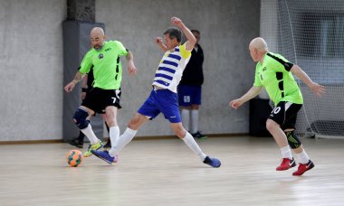 Odessa, Ukrayna - 29 Mayıs 2020: 50 + gaziler arasında futsal kupa play-off maçı. Futsal, spor salonunun büyük sahnesinde, modern oyun alanını kapsıyor. Koridorda yoğun bir mini futbol maçı var. Parke üzerinde