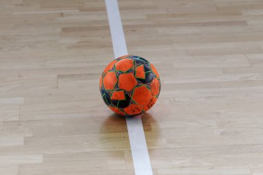 Odessa, Ukrayna - 29 Mayıs 2020: 50 + gaziler arasında futsal kupa play-off maçı. Futsal, spor salonunun büyük sahnesinde, modern oyun alanını kapsıyor. Koridorda yoğun bir mini futbol maçı var. Parke üzerinde