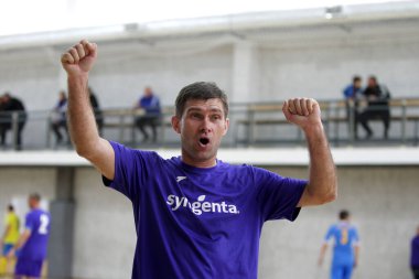 Odessa, Ukrayna - 29 Mayıs 2020: 50 + gaziler arasında futsal kupa play-off maçı. Futsal, spor salonunun büyük sahnesinde, modern oyun alanını kapsıyor. Koridorda yoğun bir mini futbol maçı var. Parke üzerinde