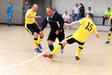 Odessa, Ukrayna - 29 Mayıs 2020: 50 + gaziler arasında futsal kupa play-off maçı. Futsal, spor salonunun büyük sahnesinde, modern oyun alanını kapsıyor. Koridorda yoğun bir mini futbol maçı var. Parke üzerinde