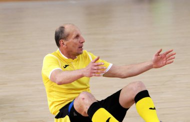 Odessa, Ukrayna - 29 Mayıs 2020: 50 + gaziler arasında futsal kupa play-off maçı. Futsal, spor salonunun büyük sahnesinde, modern oyun alanını kapsıyor. Koridorda yoğun bir mini futbol maçı var. Parke üzerinde