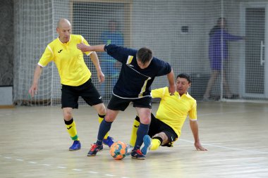 Odessa, Ukrayna - 29 Mayıs 2020: 50 + gaziler arasında futsal kupa play-off maçı. Futsal, spor salonunun büyük sahnesinde, modern oyun alanını kapsıyor. Koridorda yoğun bir mini futbol maçı var. Parke üzerinde