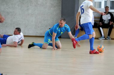 Odessa, Ukrayna - 29 Mayıs 2020: 50 + gaziler arasında futsal kupa play-off maçı. Futsal, spor salonunun büyük sahnesinde, modern oyun alanını kapsıyor. Koridorda yoğun bir mini futbol maçı var. Parke üzerinde