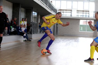 Odessa, Ukrayna - 29 Mayıs 2020: 50 + gaziler arasında futsal kupa play-off maçı. Futsal, spor salonunun büyük sahnesinde, modern oyun alanını kapsıyor. Koridorda yoğun bir mini futbol maçı var. Parke üzerinde