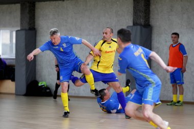 Odessa, Ukrayna - 29 Mayıs 2020: 50 + gaziler arasında futsal kupa play-off maçı. Futsal, spor salonunun büyük sahnesinde, modern oyun alanını kapsıyor. Koridorda yoğun bir mini futbol maçı var. Parke üzerinde