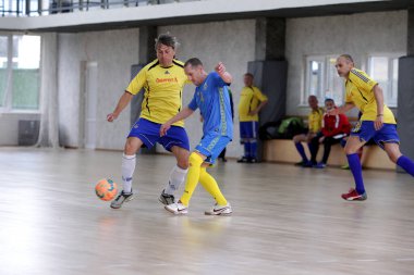 Odessa, Ukrayna - 29 Mayıs 2020: 50 + gaziler arasında futsal kupa play-off maçı. Futsal, spor salonunun büyük sahnesinde, modern oyun alanını kapsıyor. Koridorda yoğun bir mini futbol maçı var. Parke üzerinde