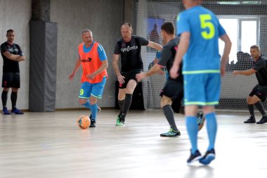Odessa, Ukrayna - 29 Mayıs 2020: 50 + gaziler arasında futsal kupa play-off maçı. Futsal, spor salonunun büyük sahnesinde, modern oyun alanını kapsıyor. Koridorda yoğun bir mini futbol maçı var. Parke üzerinde