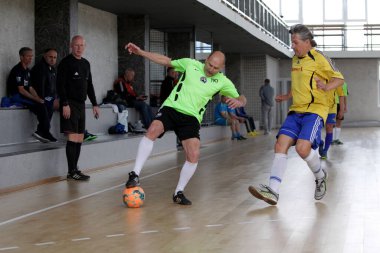 Odessa, Ukrayna - 29 Mayıs 2020: 50 + gaziler arasında futsal kupa play-off maçı. Futsal, spor salonunun büyük sahnesinde, modern oyun alanını kapsıyor. Koridorda yoğun bir mini futbol maçı var. Parke üzerinde