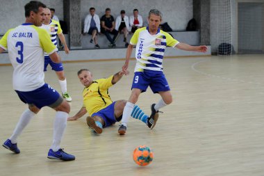 Odessa, Ukrayna - 29 Mayıs 2020: 50 + gaziler arasında futsal kupa play-off maçı. Futsal, spor salonunun büyük sahnesinde, modern oyun alanını kapsıyor. Koridorda yoğun bir mini futbol maçı var. Parke üzerinde