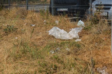 Terk edilmiş çöp doğayı kirletir. Çevresel çöp kirliliği sorunu kavramı. Uygarlık problemi modern dünyada atık imhası.