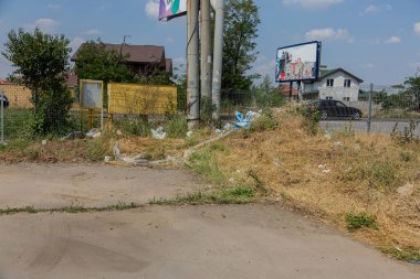 Terk edilmiş çöp doğayı kirletir. Çevresel çöp kirliliği sorunu kavramı. Uygarlık problemi modern dünyada atık imhası.