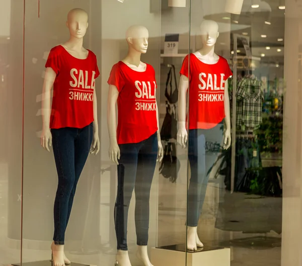 Muchos Maniquíes Llevan Una Camisa Roja Con Palabra Venta Hay — Foto de Stock